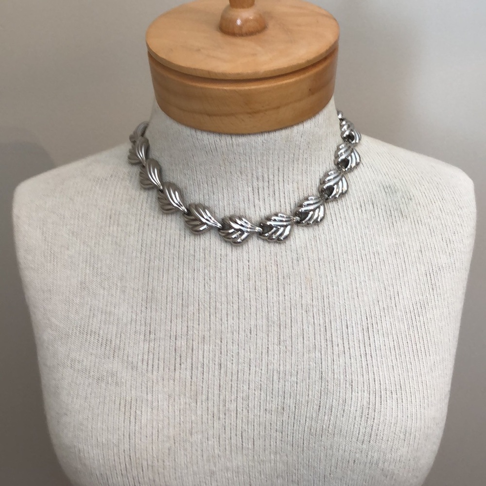 Vintage Silvertone Statement Necklace Leave or Shell Shapes - Picture 13 of 14
